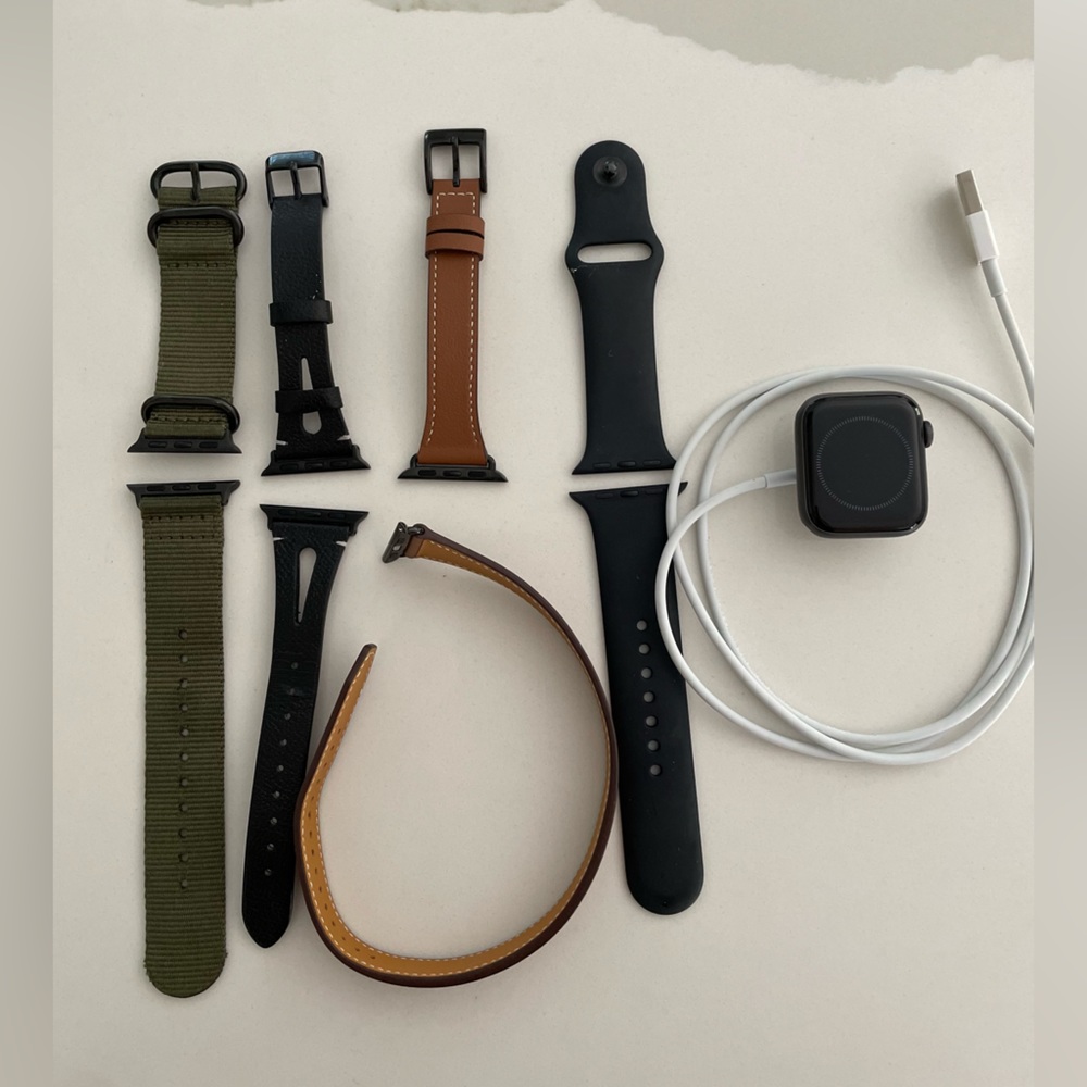 Apple Watch, Bands & Charger Bundle Black Series 4 40mm